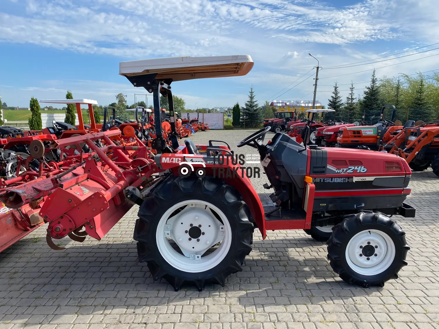 Японський мінітрактор Mitsubishi MT-246 для роботи в саду та на фермі