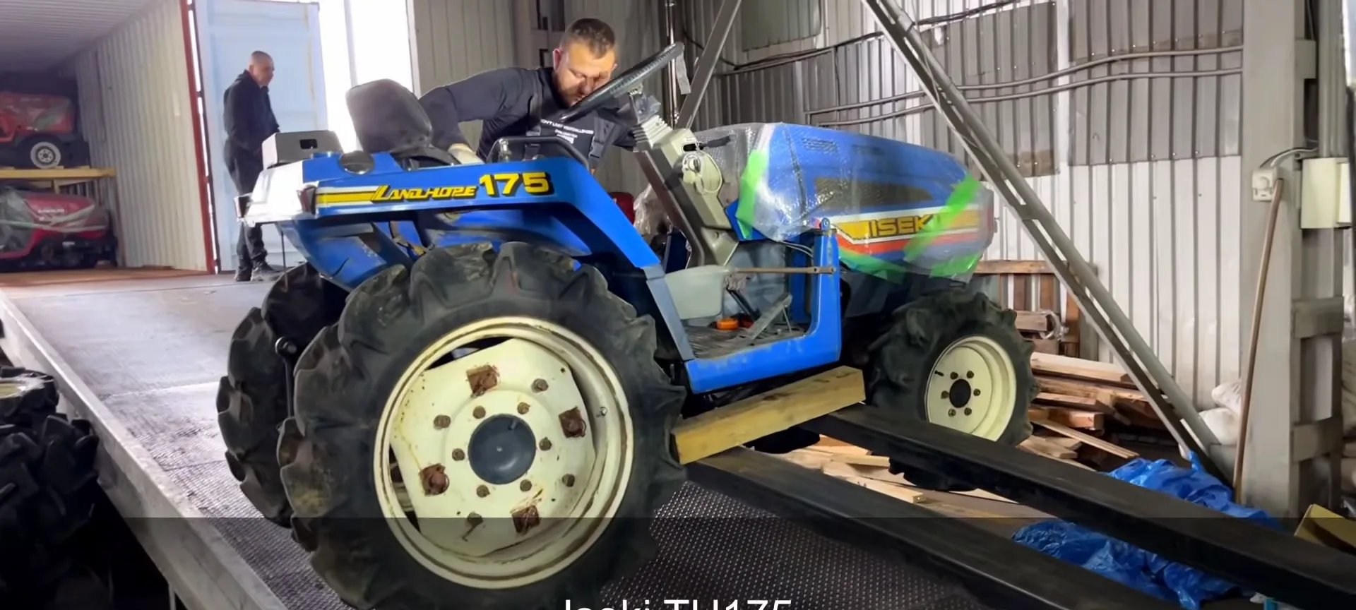 Розвантаження мінітрактора Iseki TU175 з фури