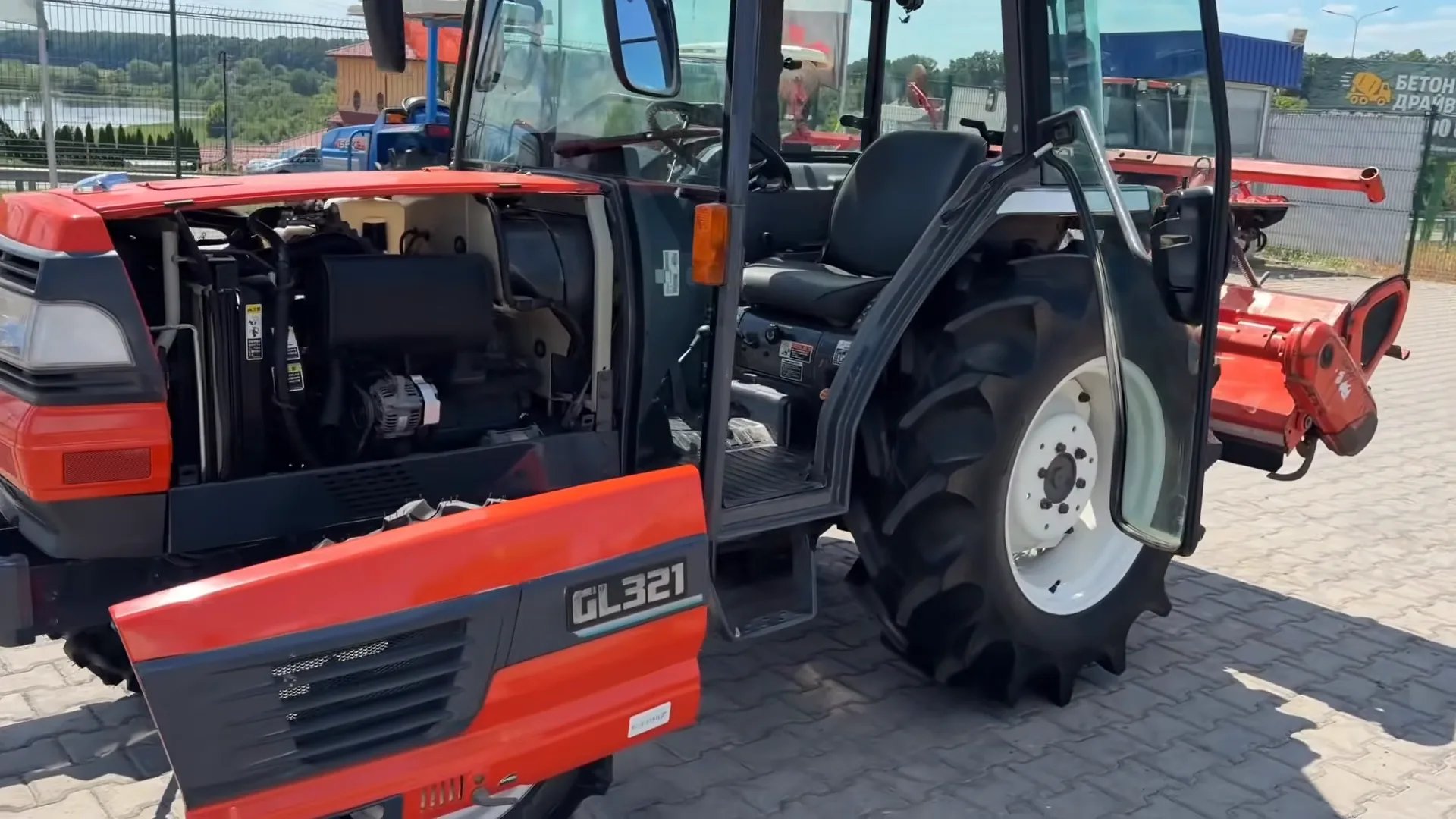 Kubota GL321 с открытым капотом и почвофрезой