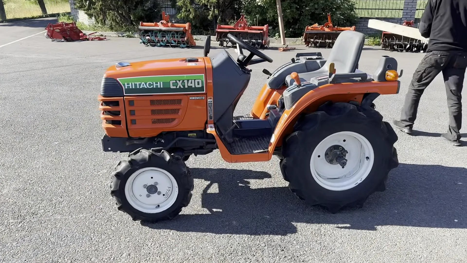 Мінітрактор Hitachi CX140 на майданчику в Рівному