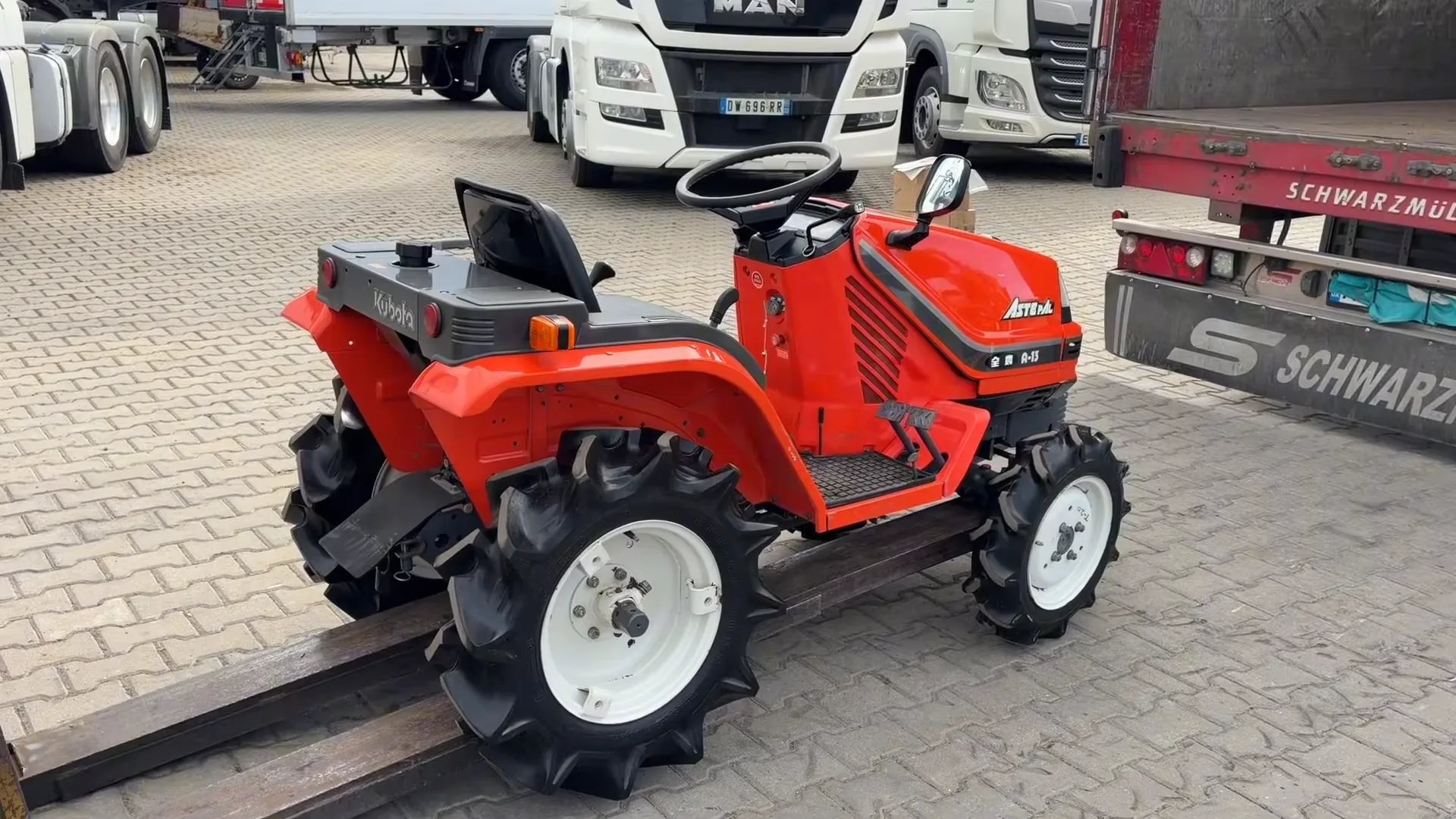 Мінітрактор Kubota Aste на майданчику після розвантаження