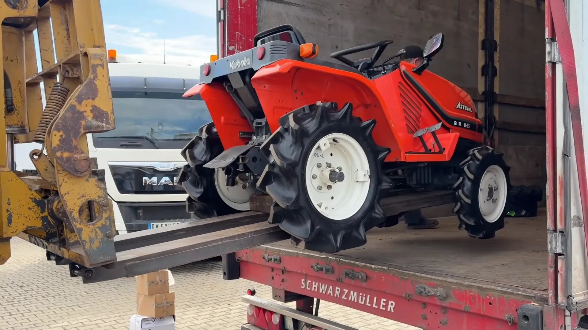 Розвантаження мінітрактора Kubota Aste з нової поставки