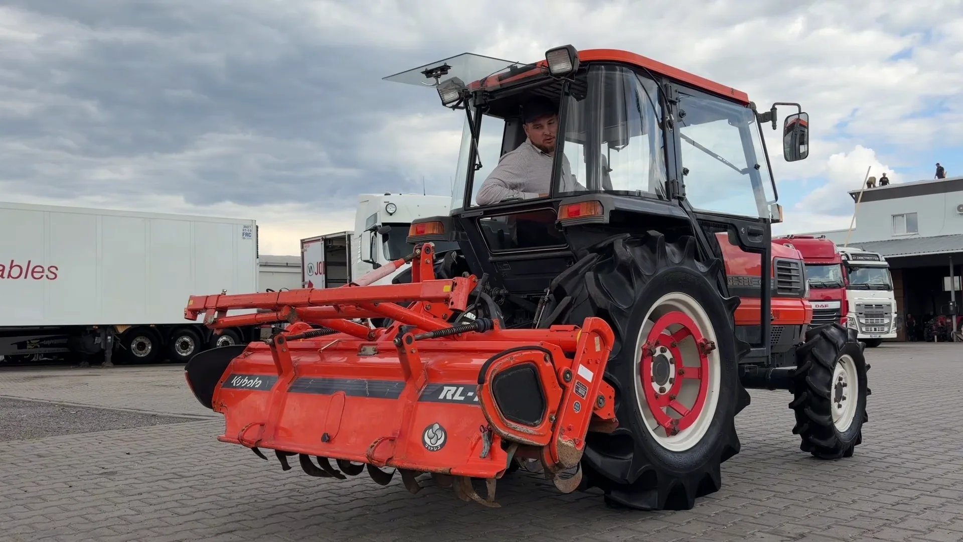 Тест-драйв Kubota GL-320 з ґрунтофрезою