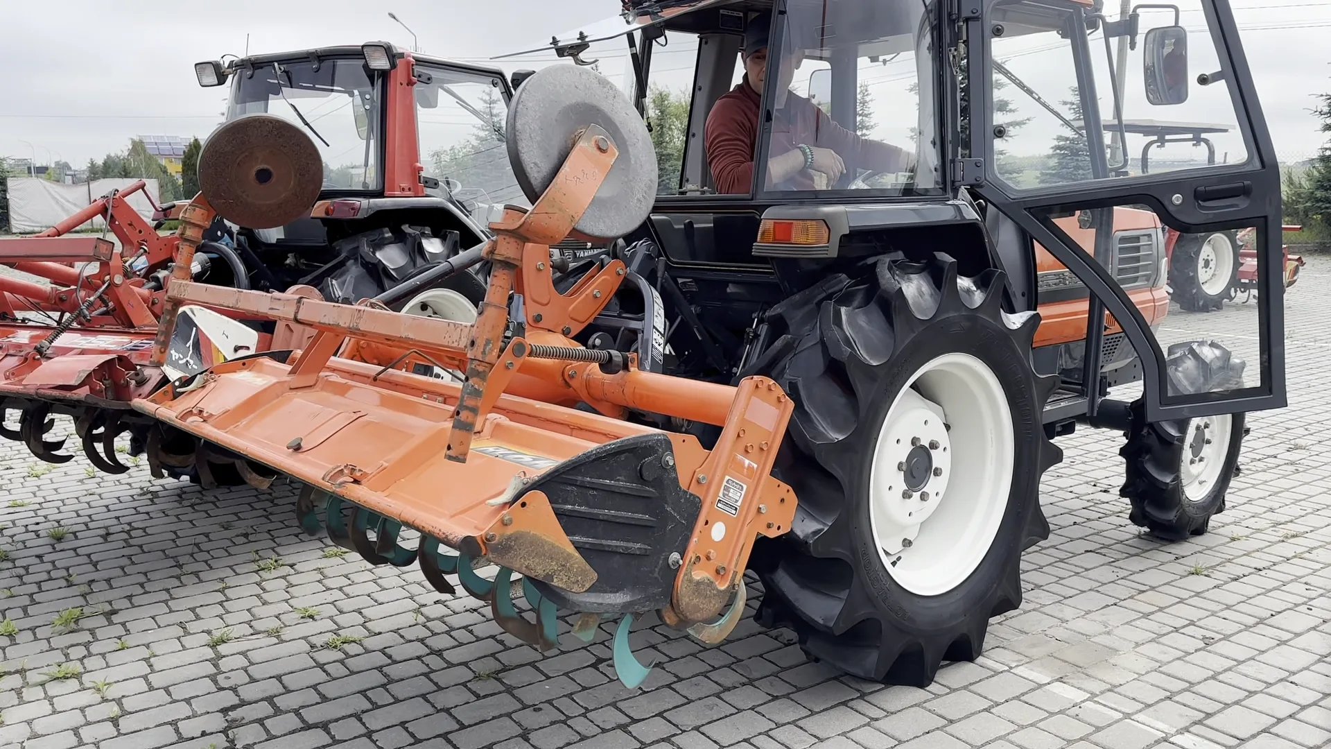 Yanmar AF-33 с почвофрезой на площадке