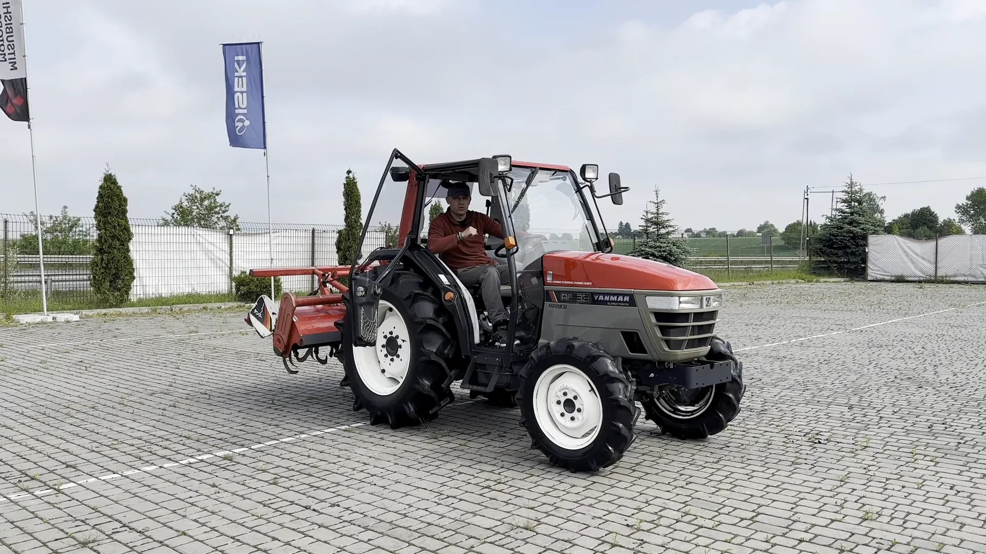 Yanmar AF-33 с кабиной во время тест-драйва